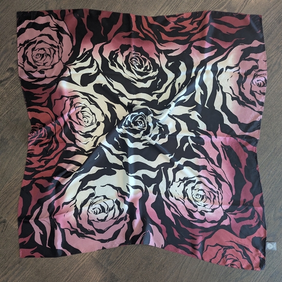 EUC Vince Camuto Beautiful Rose Patterned Silk Scarf 33" Square - Picture 1 of 5